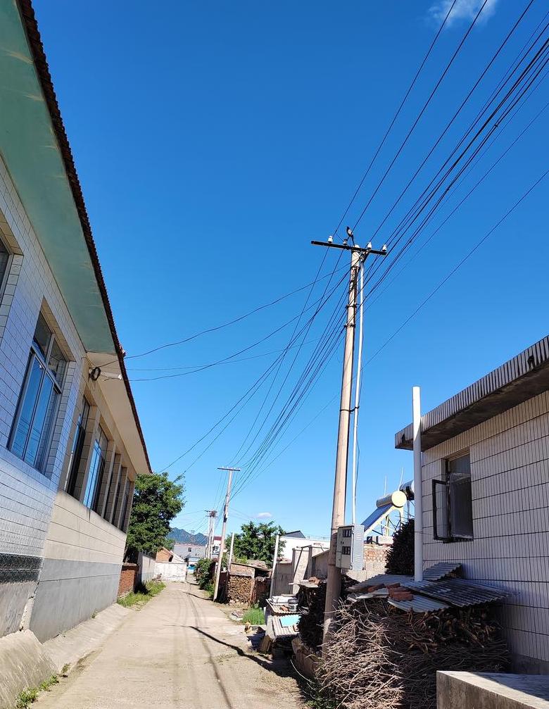 农村房屋后面有电线杆