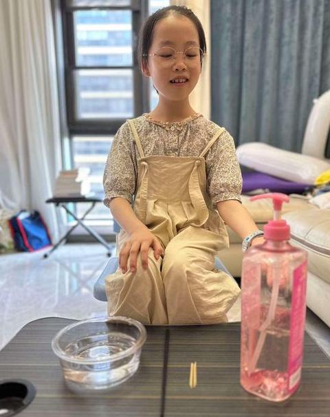 洗洁精水立牙签的原理