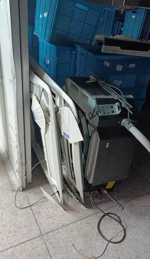 移动空调里面有泡沫板