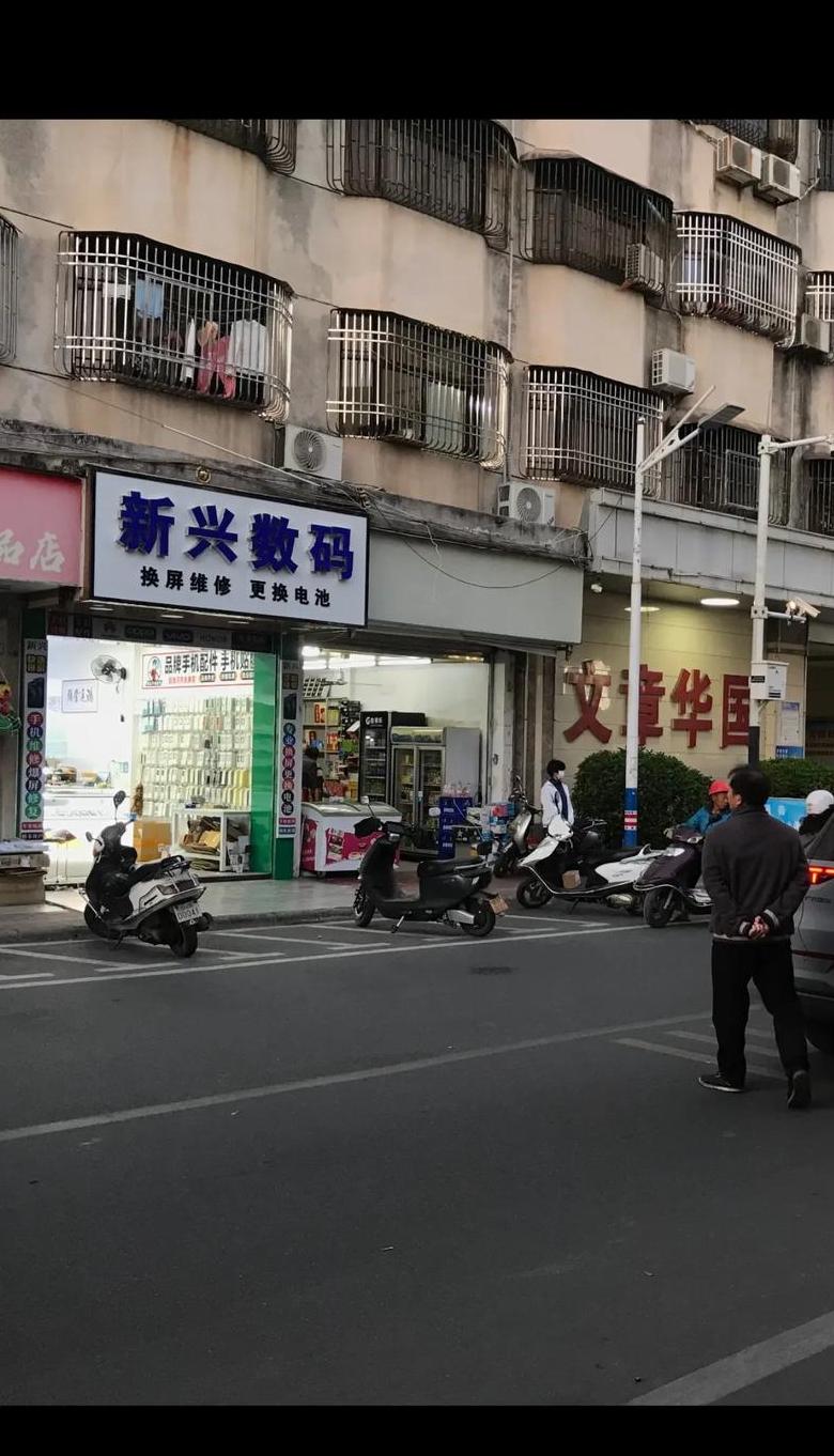 大门在西侧